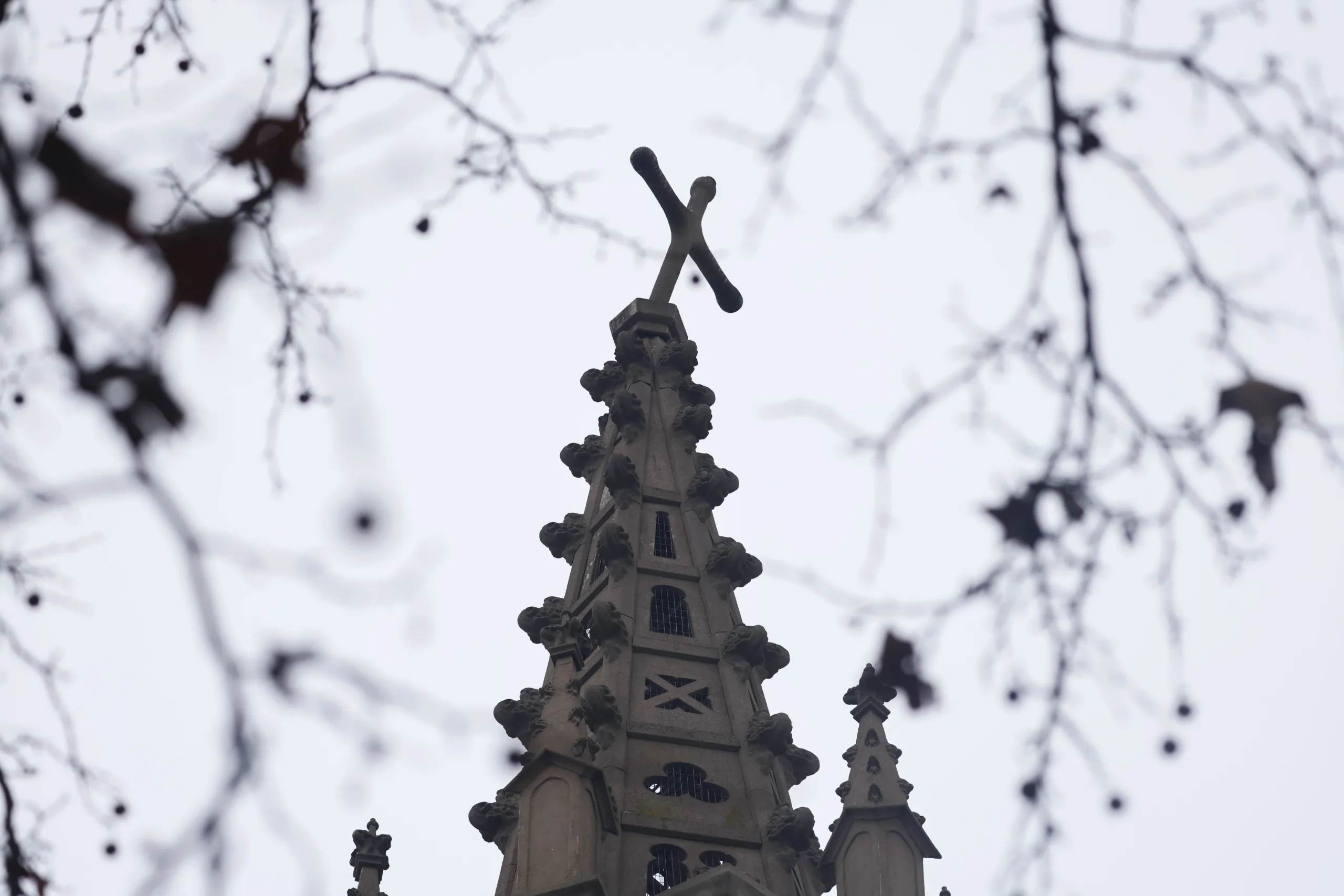 Párroco de la iglesia con la cruz inclinada: 